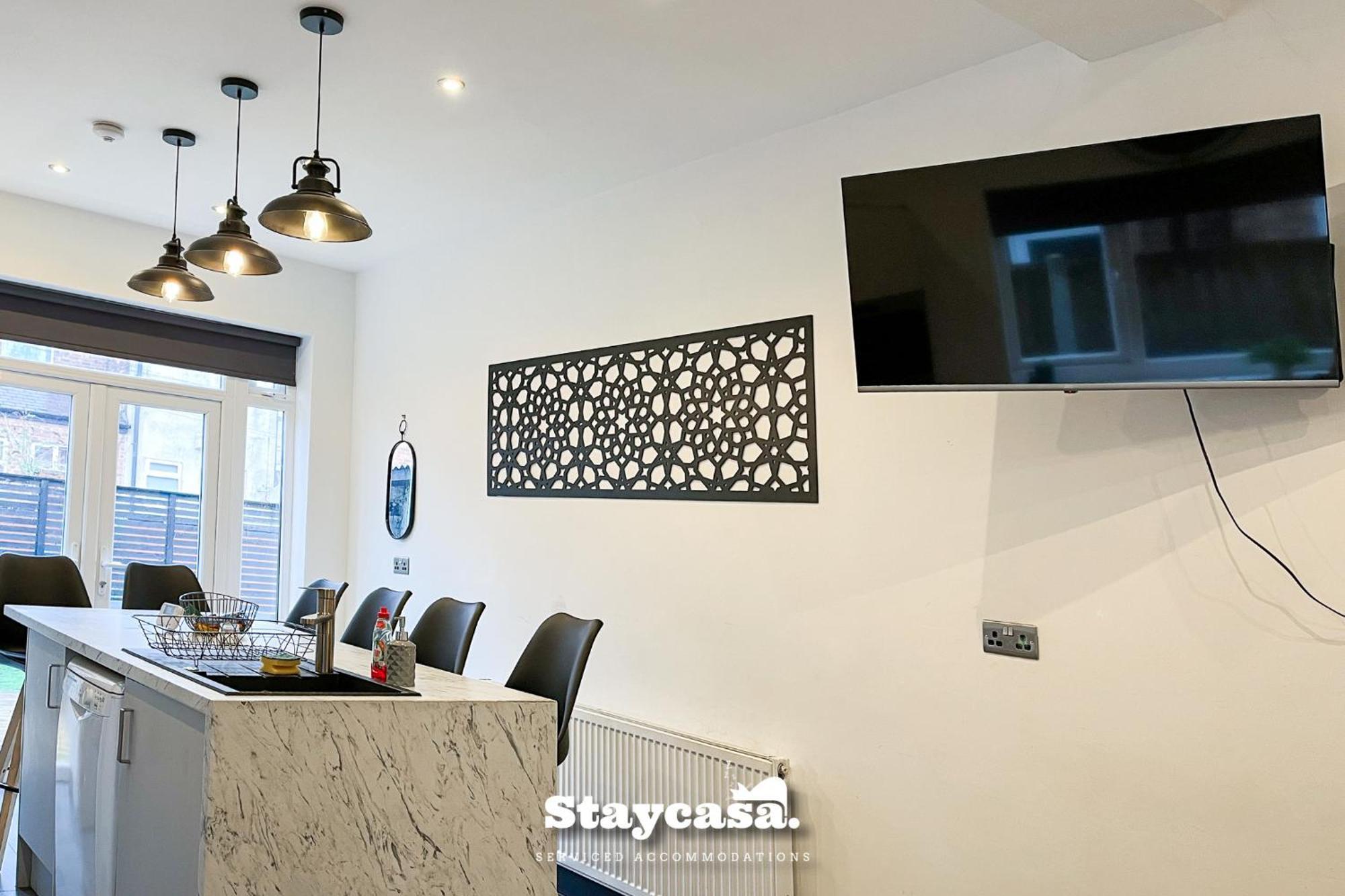 Spacious 6-bed With Large Patio And Free Parking Holiday home *
