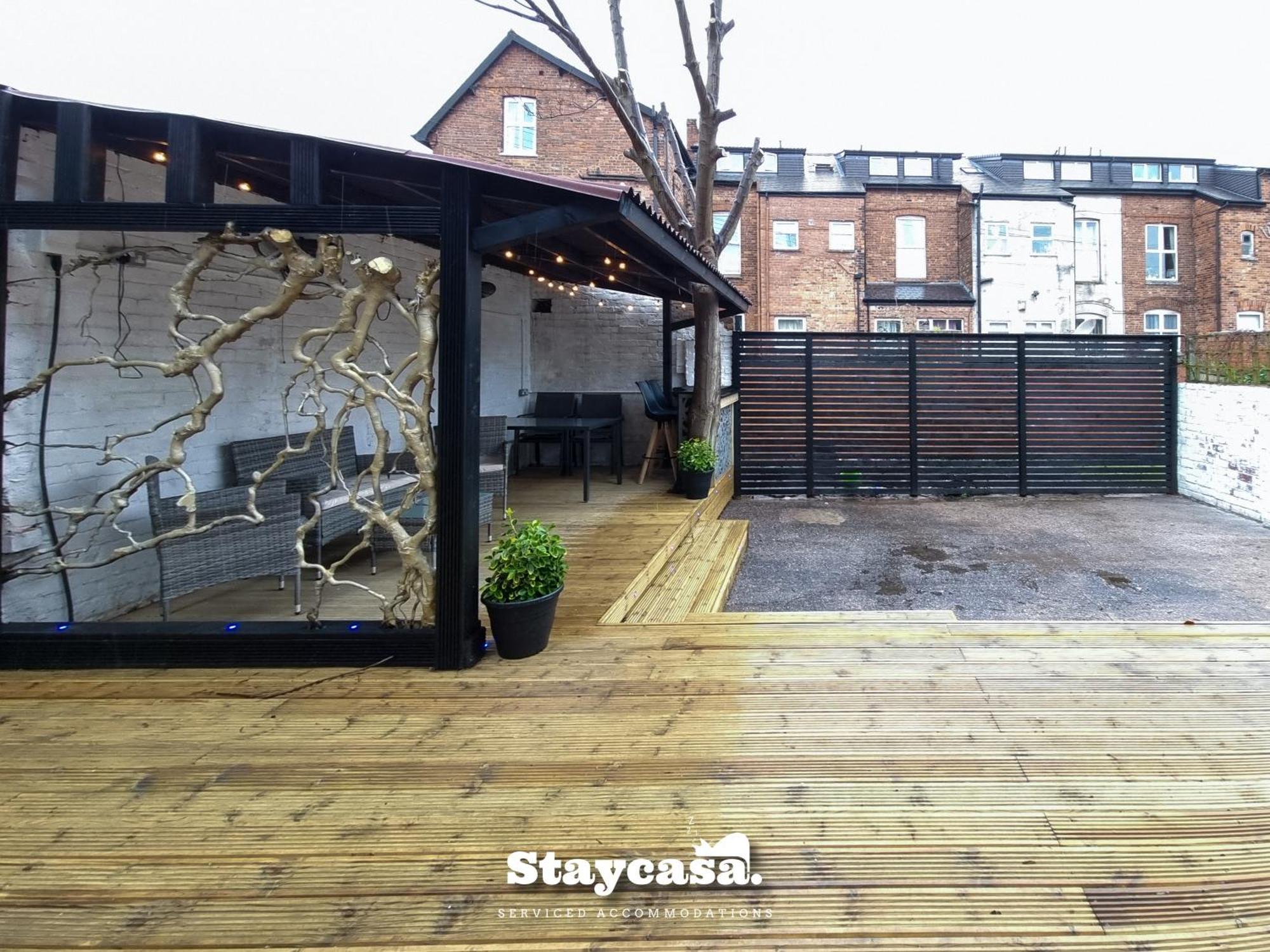Spacious 6-bed With Large Patio And Free Parking Holiday home *